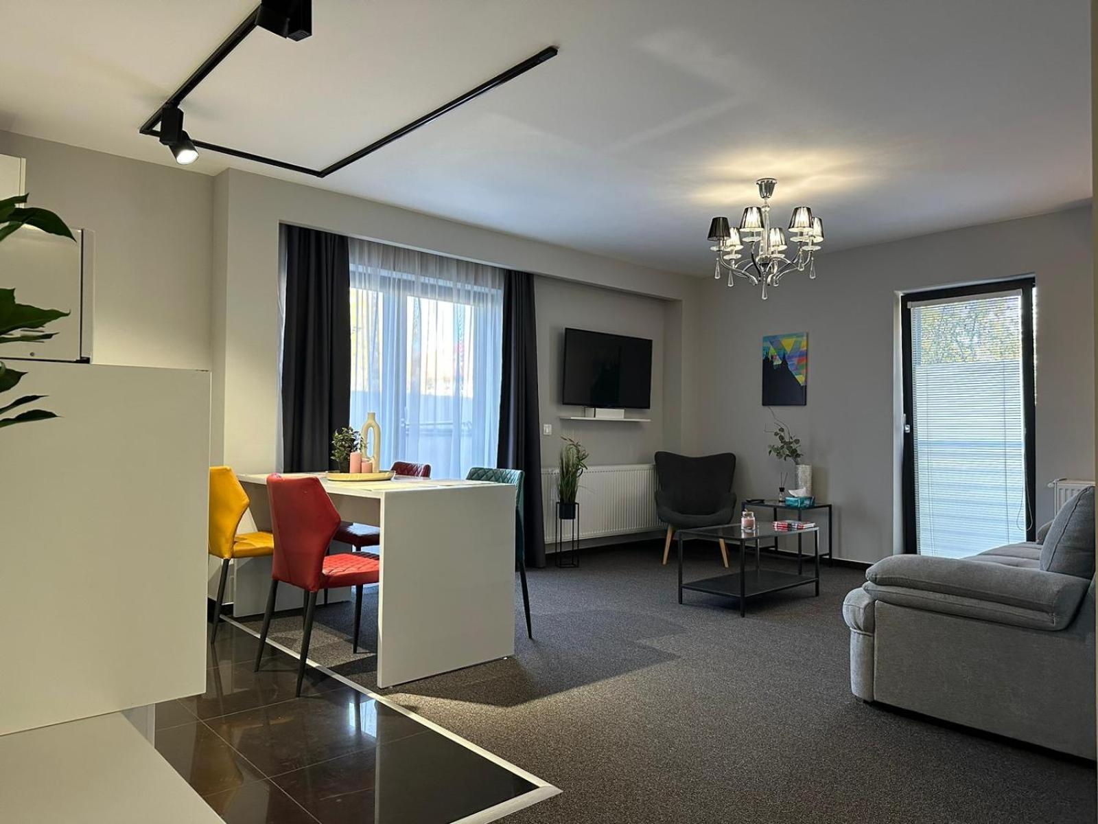 Luxury Glam Apartments & Studios Near Coresi Mall Braşov Esterno foto