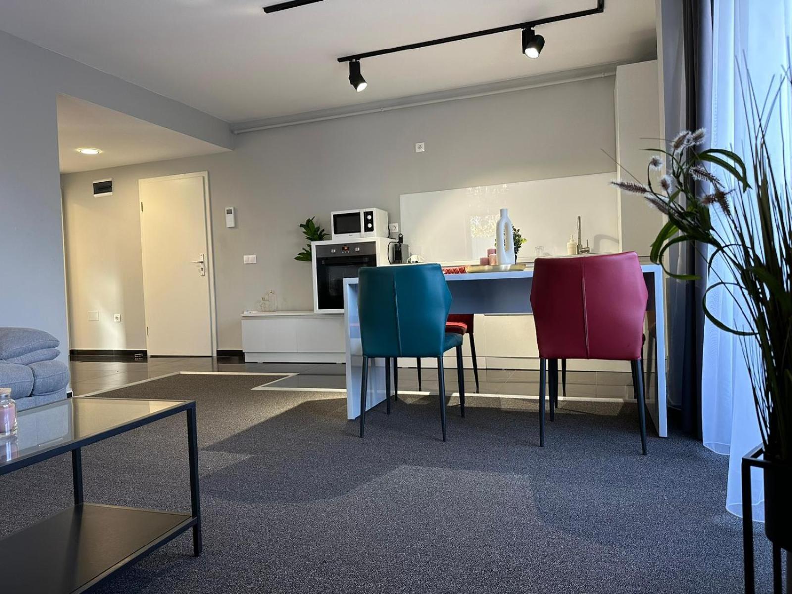 Luxury Glam Apartments & Studios Near Coresi Mall Braşov Esterno foto