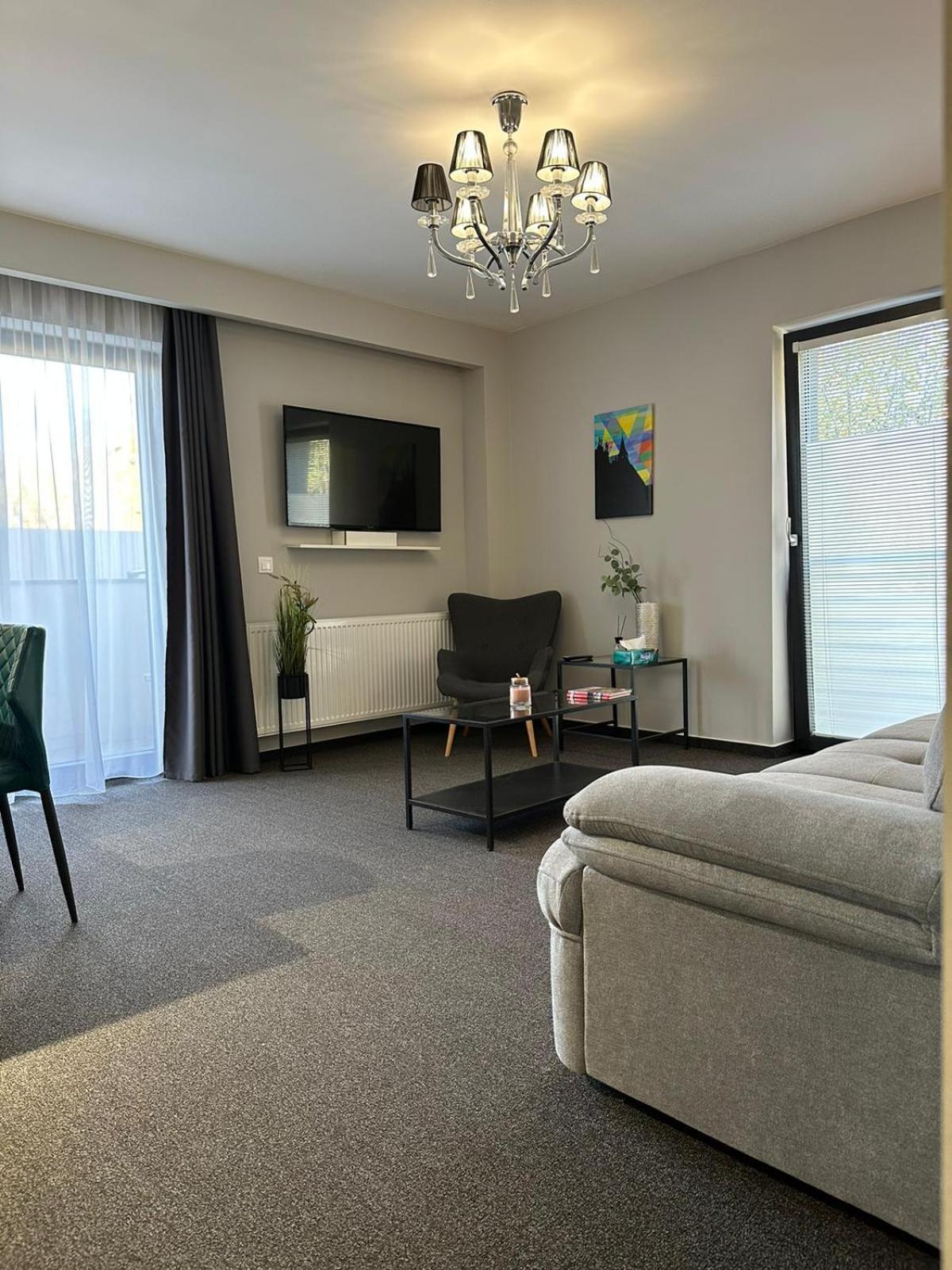 Luxury Glam Apartments & Studios Near Coresi Mall Braşov Esterno foto