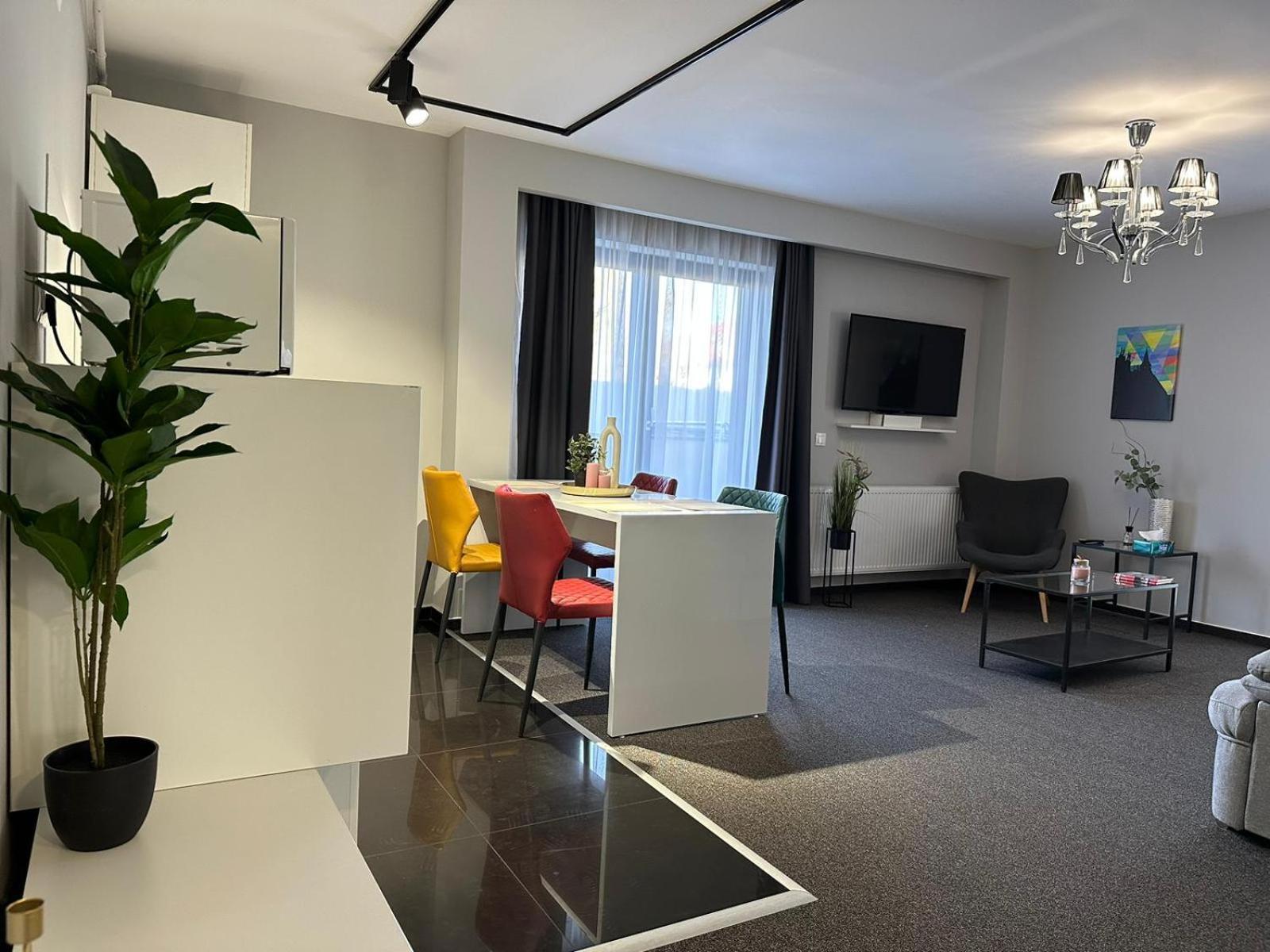 Luxury Glam Apartments & Studios Near Coresi Mall Braşov Esterno foto
