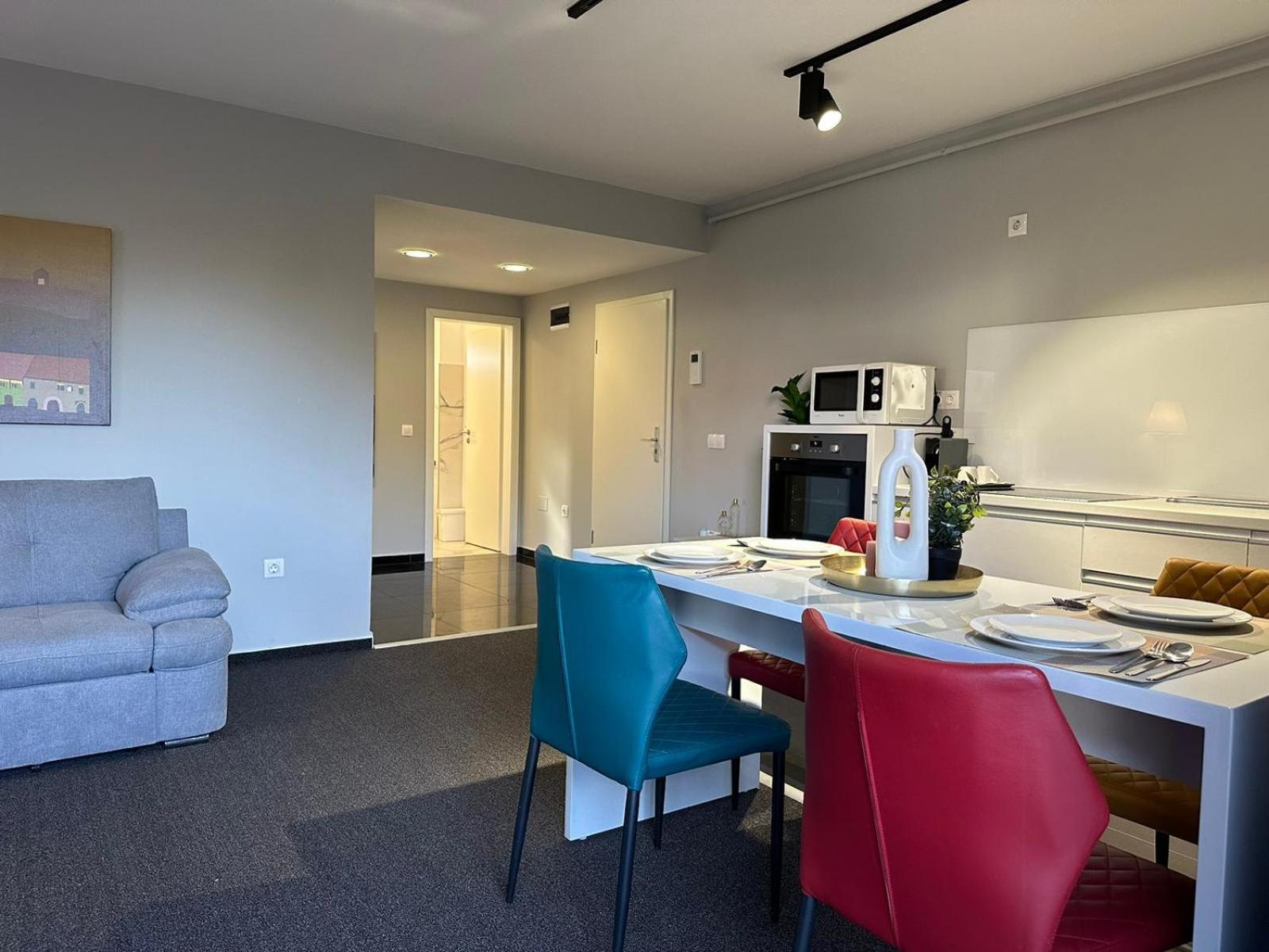 Luxury Glam Apartments & Studios Near Coresi Mall Braşov Esterno foto