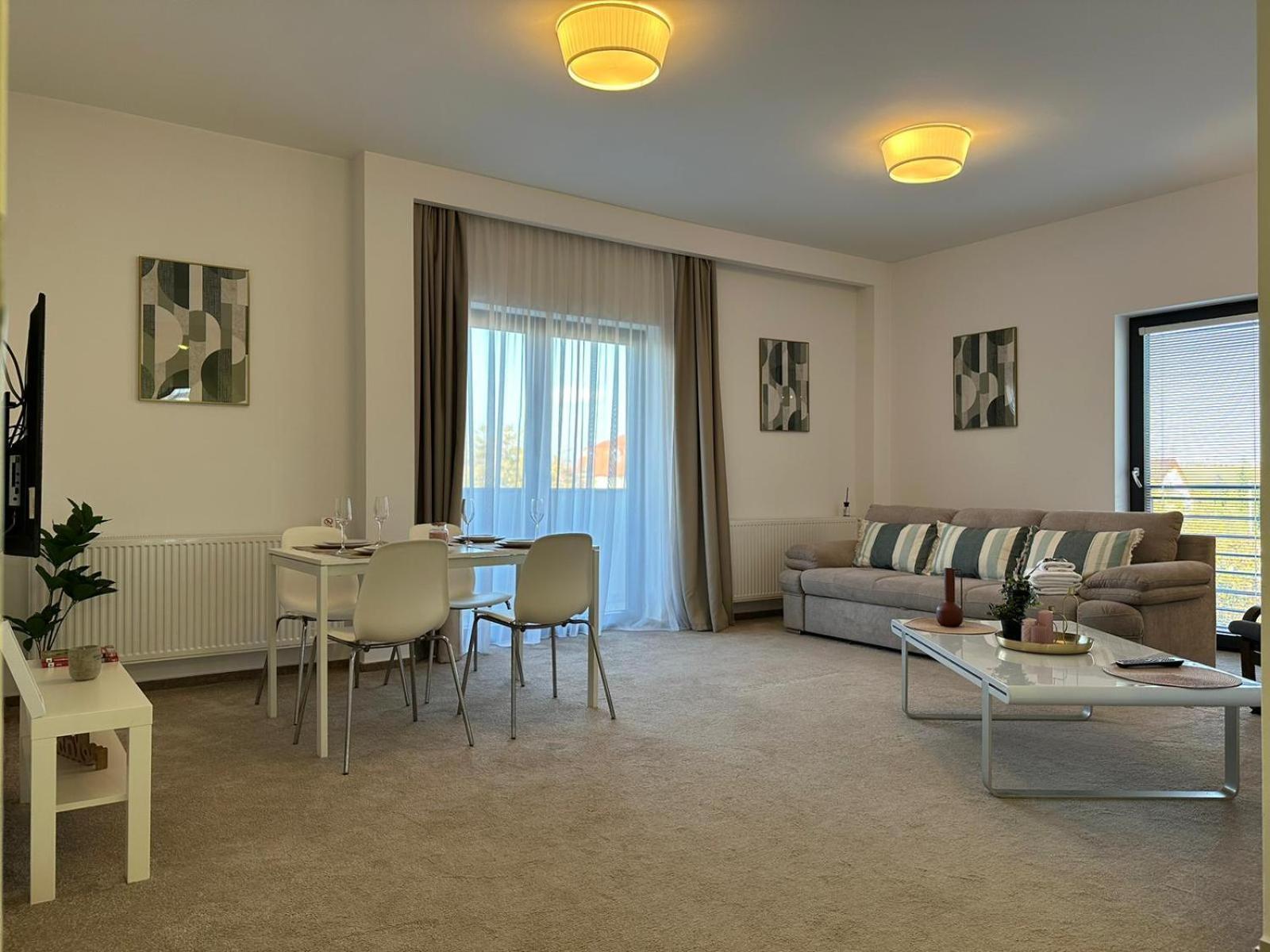 Luxury Glam Apartments & Studios Near Coresi Mall Braşov Esterno foto