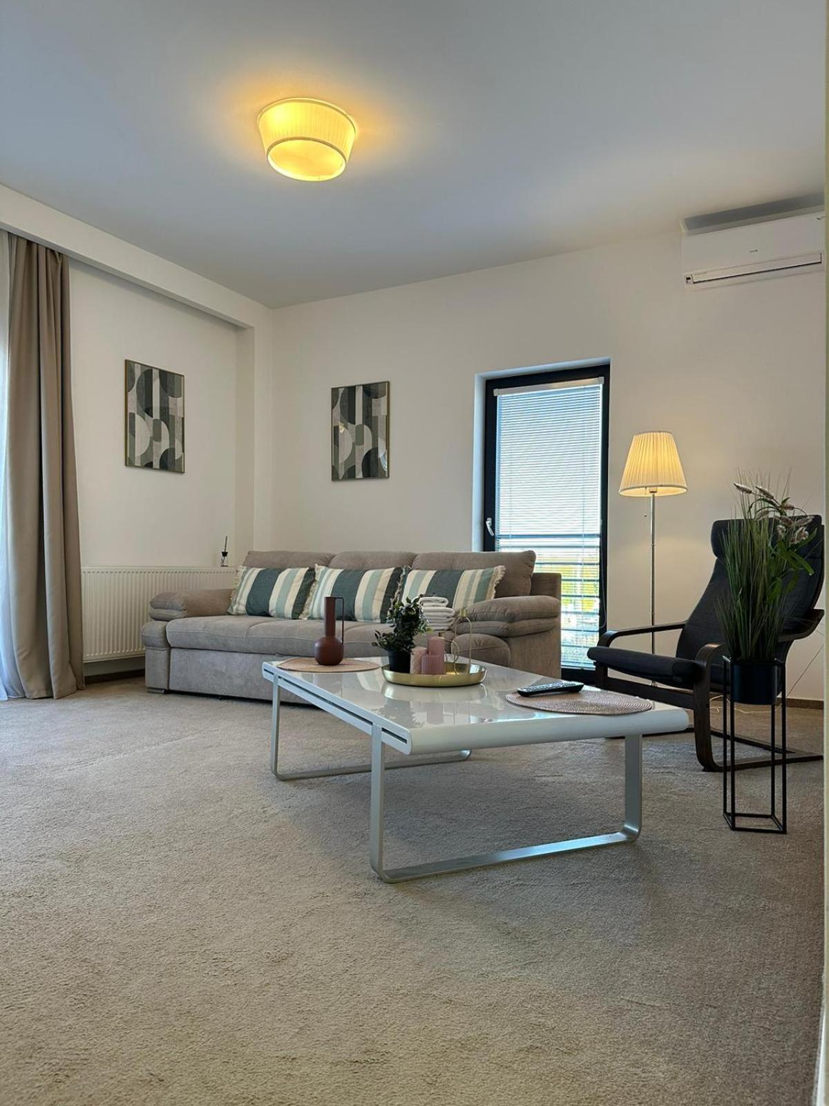 Luxury Glam Apartments & Studios Near Coresi Mall Braşov Esterno foto