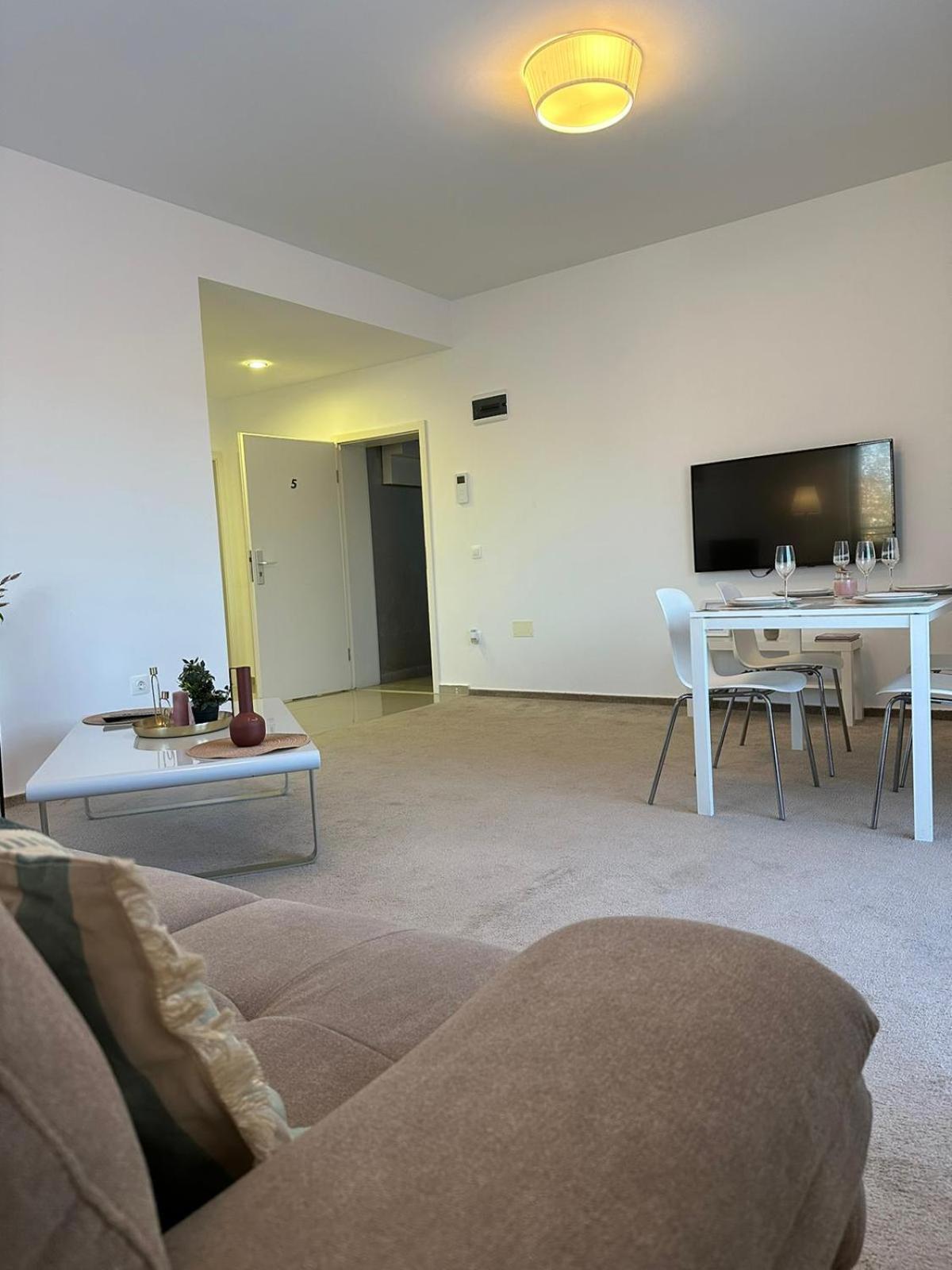Luxury Glam Apartments & Studios Near Coresi Mall Braşov Esterno foto