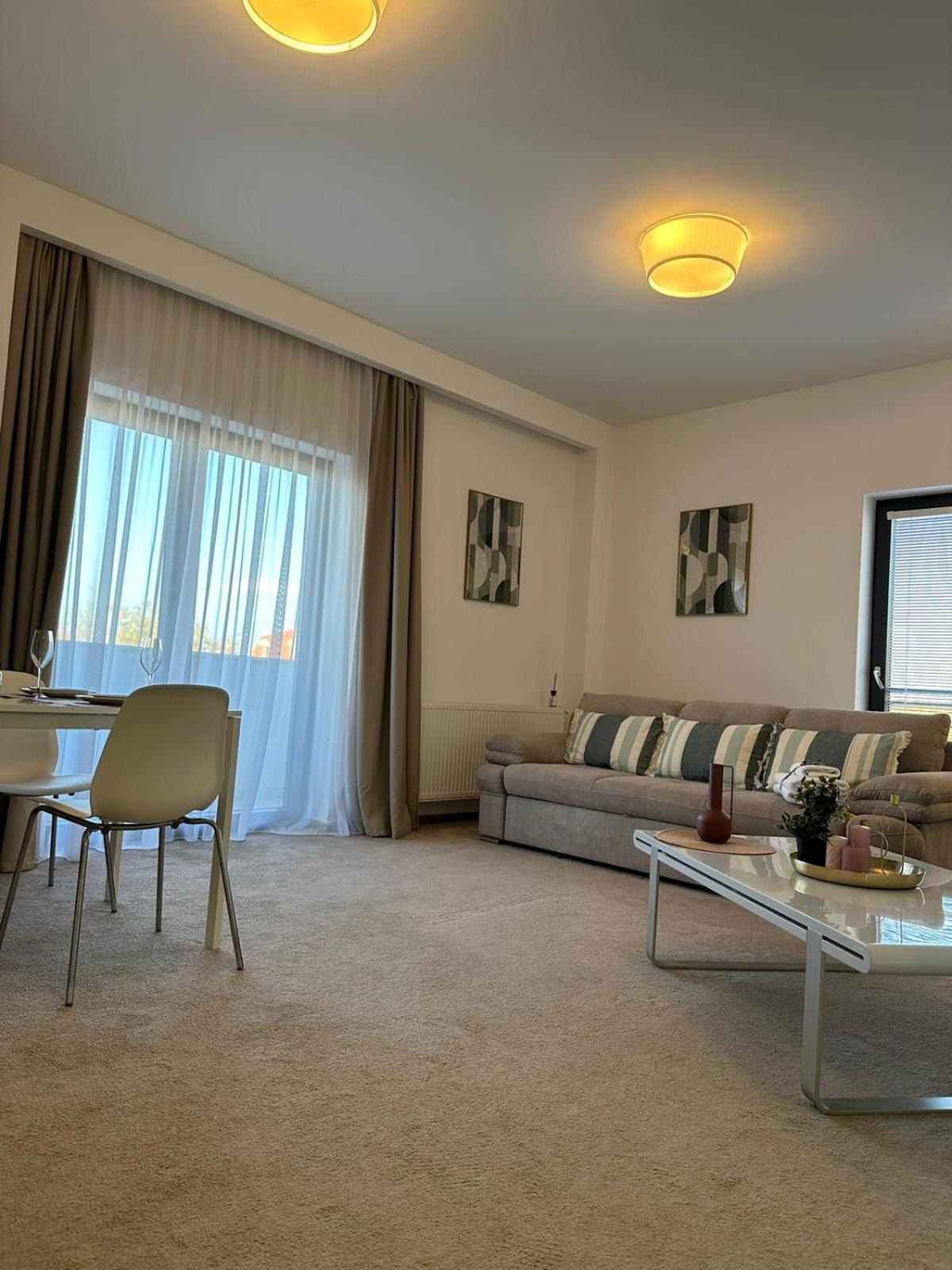 Luxury Glam Apartments & Studios Near Coresi Mall Braşov Esterno foto