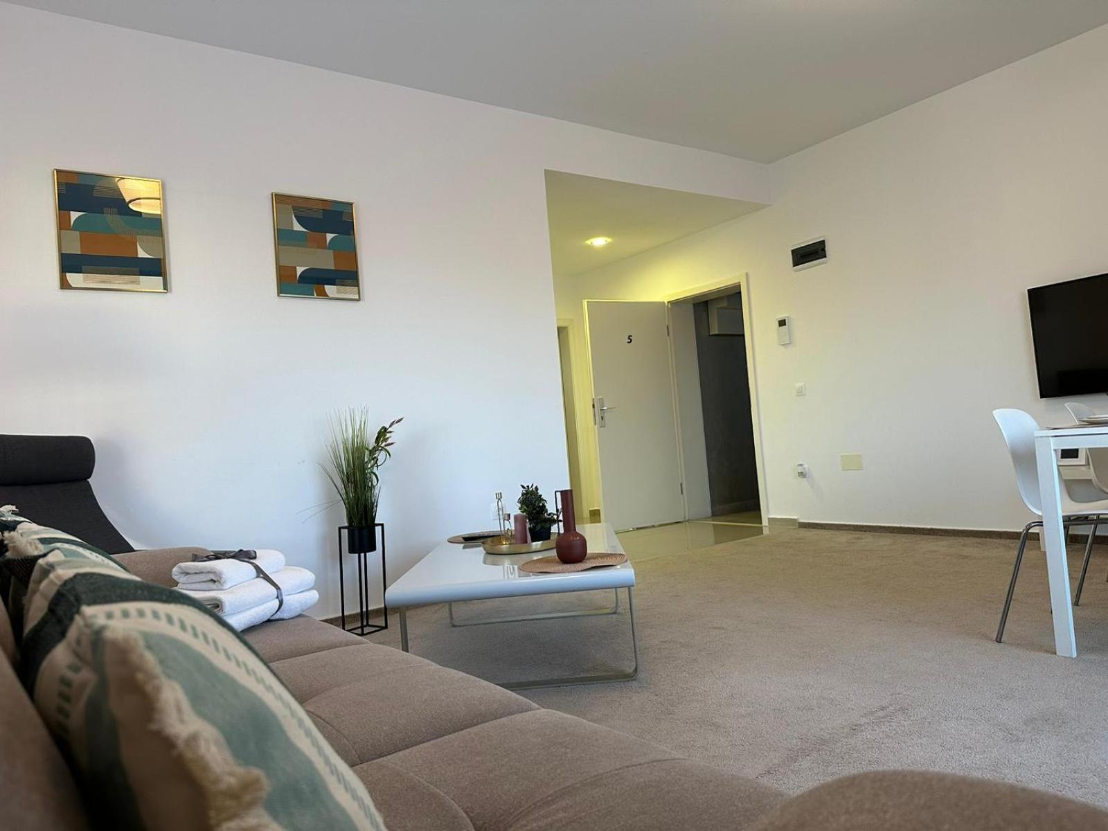 Luxury Glam Apartments & Studios Near Coresi Mall Braşov Esterno foto